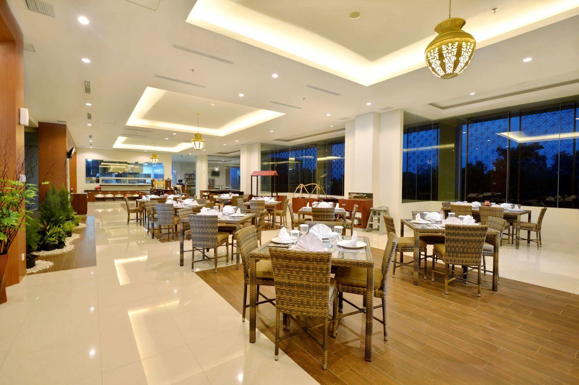 The Atrium Hotel & Resort Yogyakarta Melati Экстерьер фото