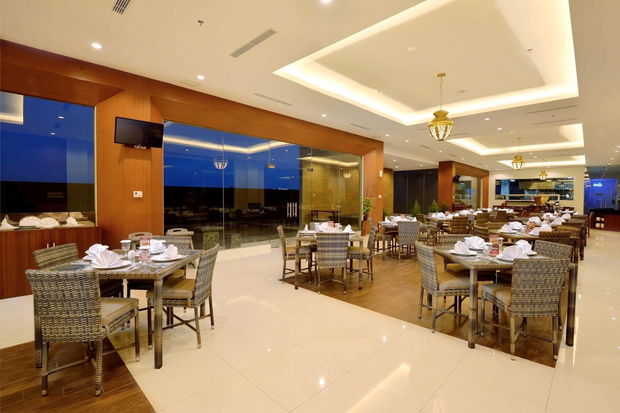 The Atrium Hotel & Resort Yogyakarta Melati Экстерьер фото